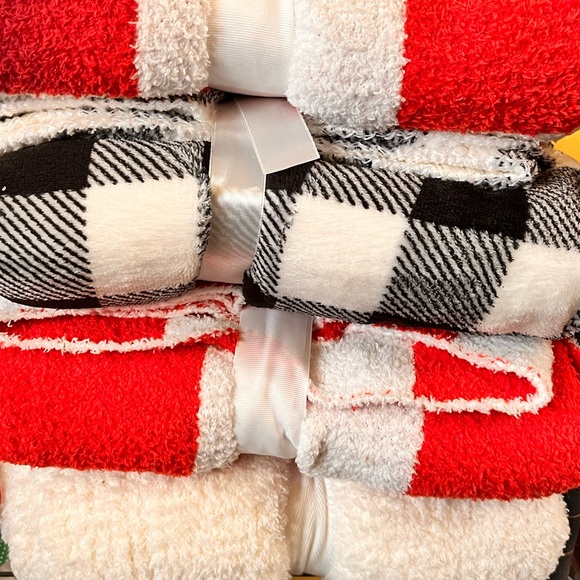 Blanket Red & White Checkerboard Throw
Blanket Cozy Blankets 50” x 60” NEW - Picture 2 of 16